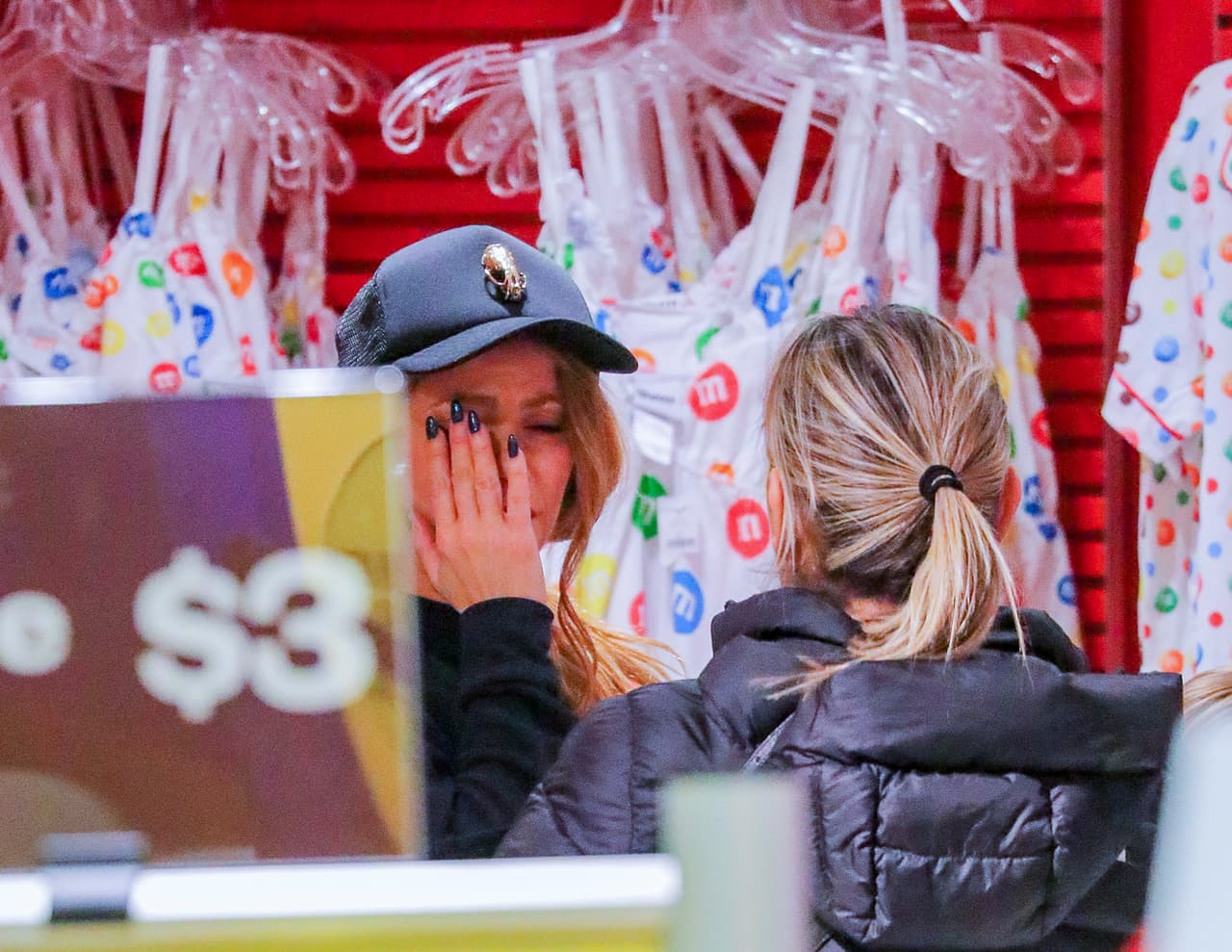 Shakira parece estar preocupada mientras compra chocolate en el M&M'S World New York el 10 de marzo de 2023 en Times Square, Nueva York.
