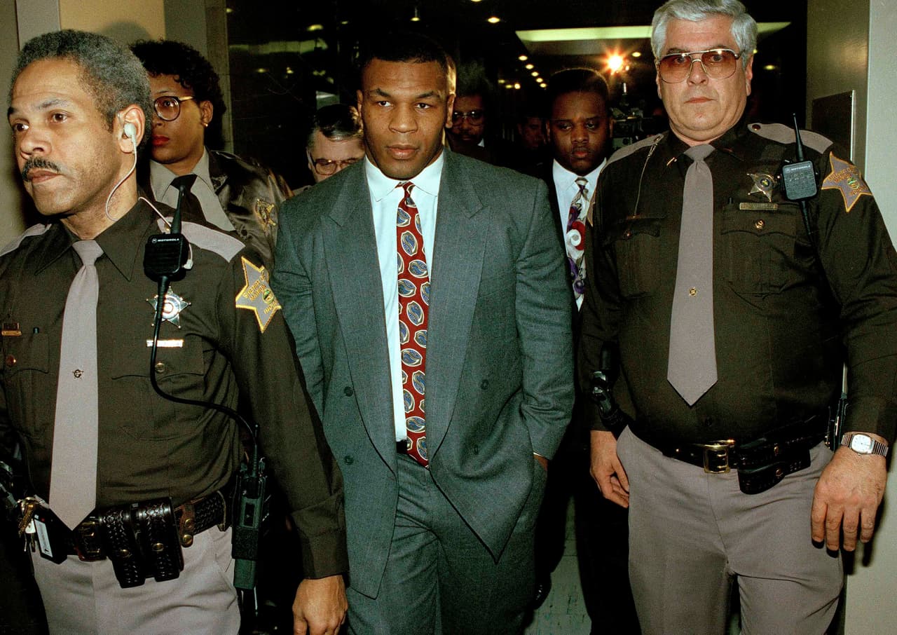 Tras ser culpado de violación en 1992. Miss Black América dijo que fue atraída por el boxeador a su hotel y que ahí éste utilizó la fuerza.