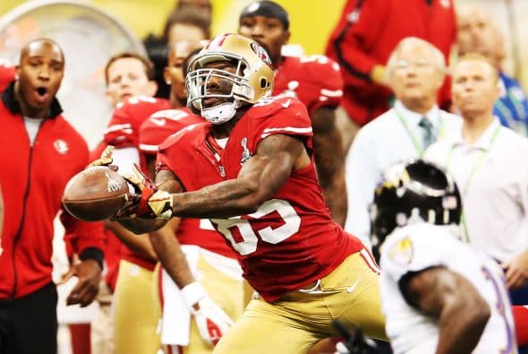 La gran fiesta deportiva del año en Estados Unidos, el Super Bowl de la Liga Nacional de Fútbol Americano (NFL), en su cuadragésima séptima edición, ya forma parte de la historia con los Ravens de Baltimore como nuevos campeones al vencer por 34-31 a los 49ers de San Francisco. Los pronósticos se cumplieron, los Ravens llegaron al Mercedes-Benz Super Dome de Nueva Orleans con el mejor mariscal de campo del momento, Joe Flacco, y la mejor defensa de la NFL, ambos factores se hicieron presentes en los momentos decisivos que hicieron posible el triunfo y el conseguir el segundo trofeo Vince Lombardi en la historia de la franquicia de Baltimore. Flacco, de 28 años, fue el líder perfecto en la primera parte al conseguir tres pases de anotación, que lo dejaron como el sexto mariscal que lo consigue en la historia del Super Bowl y una ventaja parcial de 21-6 al descanso que sería decisiva. El safety Ed Reed, nativo de New Orleans, empataría la mejor marca de la fase final de la NFL con nueve robos aéreos, mientras que Kaepernick quedaría con la mancha de la interceptación que sufrió. Antes que se diese el ya histórico apagón, el primero en un Super Bowl, el receptor abierto Jacoby Jones también quiso entrar en los libros de las marcas al conseguir nada más comenzar el tercer periodo al regresar 108 yardas de "touchdown" una devolución de balón, la mejor de todos los tiempos. Kaepernick y los 49ers vivieron los momentos estelares del partido al conseguir 23 puntos en menos de 13 minutos, 17 fueron consecutivos. Lewis, no brilló como en el primer Super Bowl del 2001 cuando ganó el premio de Jugador Más Valioso (MVP), que esta vez le fue con todos los honores a Flacco, al completar 22 de 33 pases para 287 yardas, sin interceptaciones, pero hizo seis derribos y cuatro fueron "placajes" solitarios. Suficientes para que los Ravens lograsen el segundo trofeo Vince Lombardi en su historia y Lewis pudiese cerrar con broche de oro su legado de 17 temporadas brillantes dentro de la competición de la NFL. Mientras que la revelación de la temporada Kaepernick confirmó que es un mariscal muy especial, lleno de energía, que corre como nadie, que tiene un dinamismo único, pero que todavía no pudo emular a los legendarios Montana y Young, que lo precedieron al frente de los 49ers en los cinco Super Bowls que disputaron y que consiguieron ganar. Los jugadores de los 49er, encabezados por el corredor Frank Gore insistieron que su equipo fue mejor como conjunto que los Ravens se aprovecharon de acciones aisladas. Pero el marcador final estableció que los ganadores fueron los Ravens, por eso dos hermanos, John y Jim Harbaugh, los primeros en la historia de la NFL que dirigieron a los equipos que disputaron un título de Super Bowl, al concluir el partido fueron al encuentro y se dieron un gran abrazo.