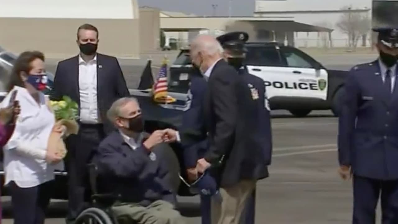 El primero que saludó a Biden fue el gobernador de Texas, Greg Abbott.