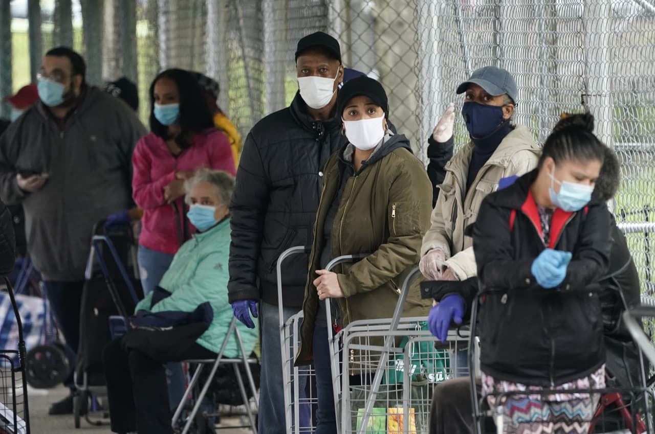 Aunque los chequeos de estímulo están ayudando a los hogares durante la crisis, muchos economistas creen que los beneficios del desempleo son más eficaces para ayudar a los que están batallando económicamente debido a la pandemia.