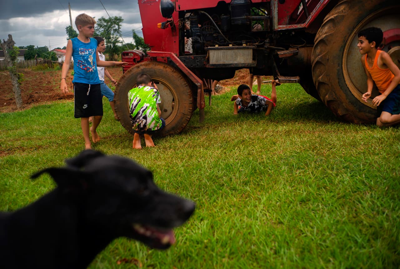 En una zona pobre y remota, con muy pocos vehículos, el tractor también sirve de ambulancia en algunas ocasiones.