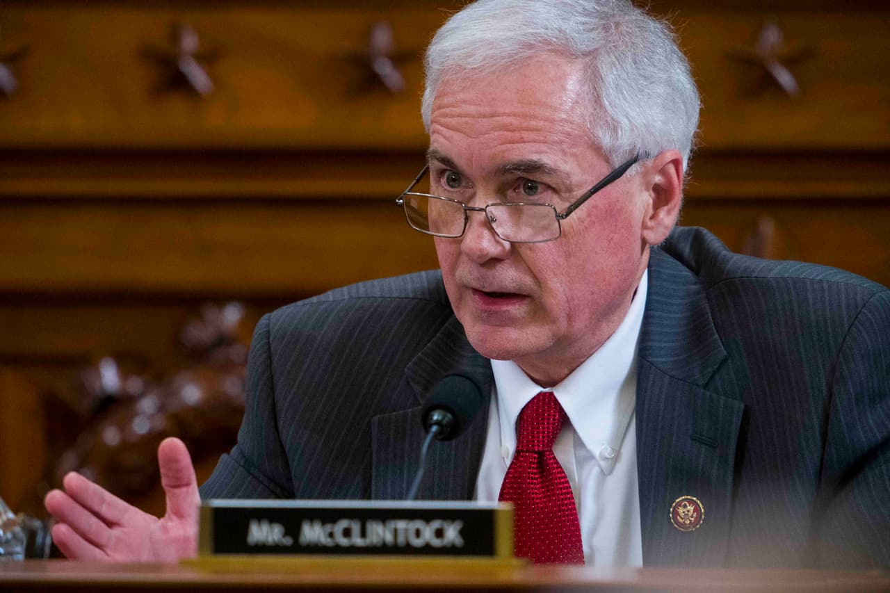 El representante Tom McClintock (R-CA) cuestiona al asesor minoritario del Comité de Inteligencia Stephen Castor y al asesor mayoritario del Comité de Inteligencia Daniel Goldman durante las audiencias de investigación de la Cámara de Representantes, el lunes 9 de diciembre de 2019 en Washington, DC.