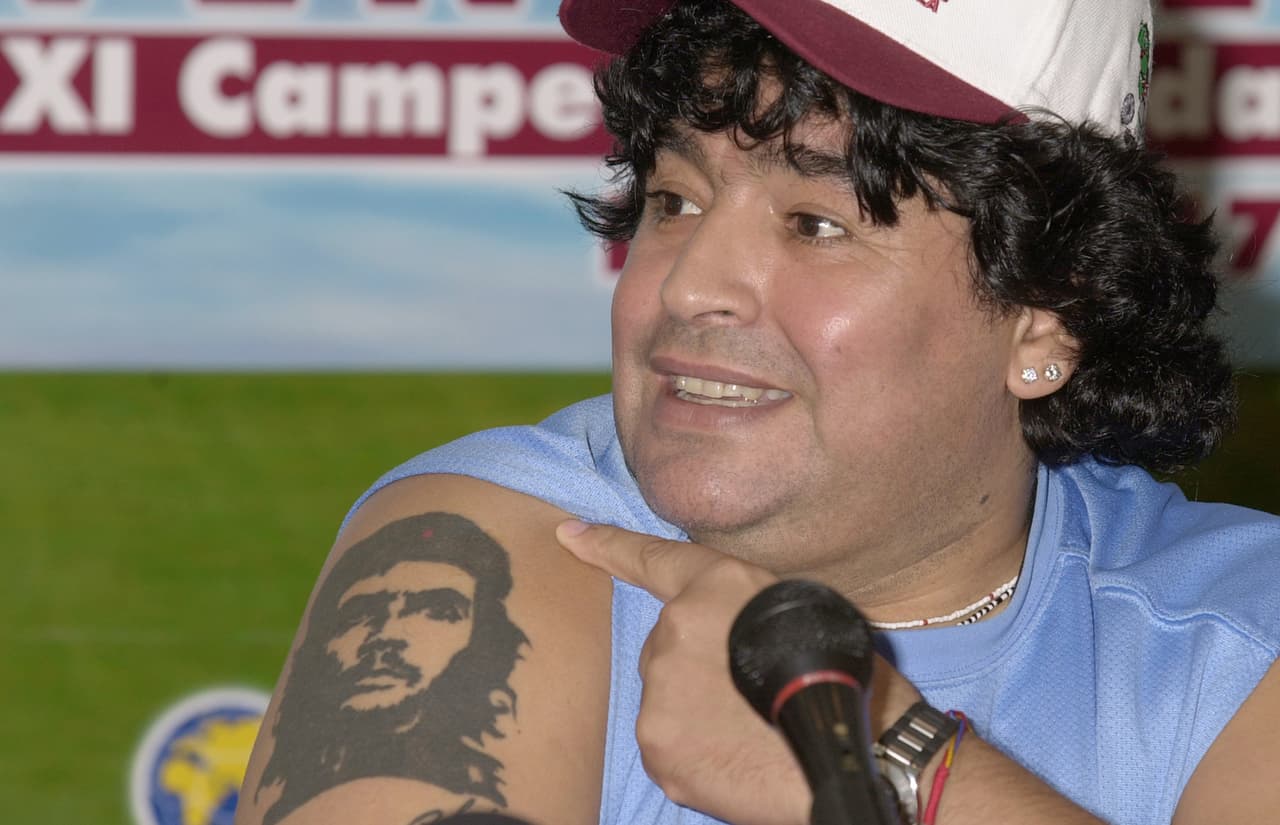 El argentino muestra su tatuaje del rostro del Che Guevara durante una rueda de prensa en Maracaibo,Venezuela. Fue a participar en la inauguración de un torneo de fútbol juvenil sudamericano en marzo de 2005.