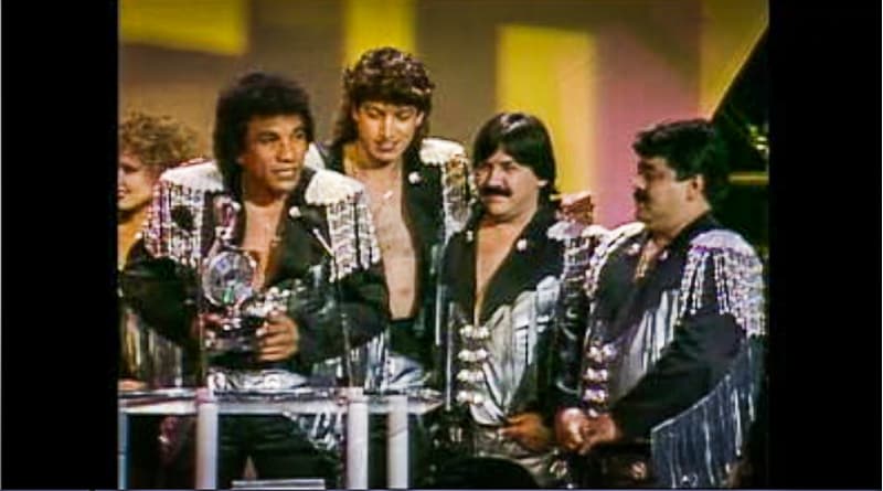 'Un Golpe Más' fue el disco que hizo a el grupo Bronco acreedor al premio Mejor Albúm Música Regional Mexicana.