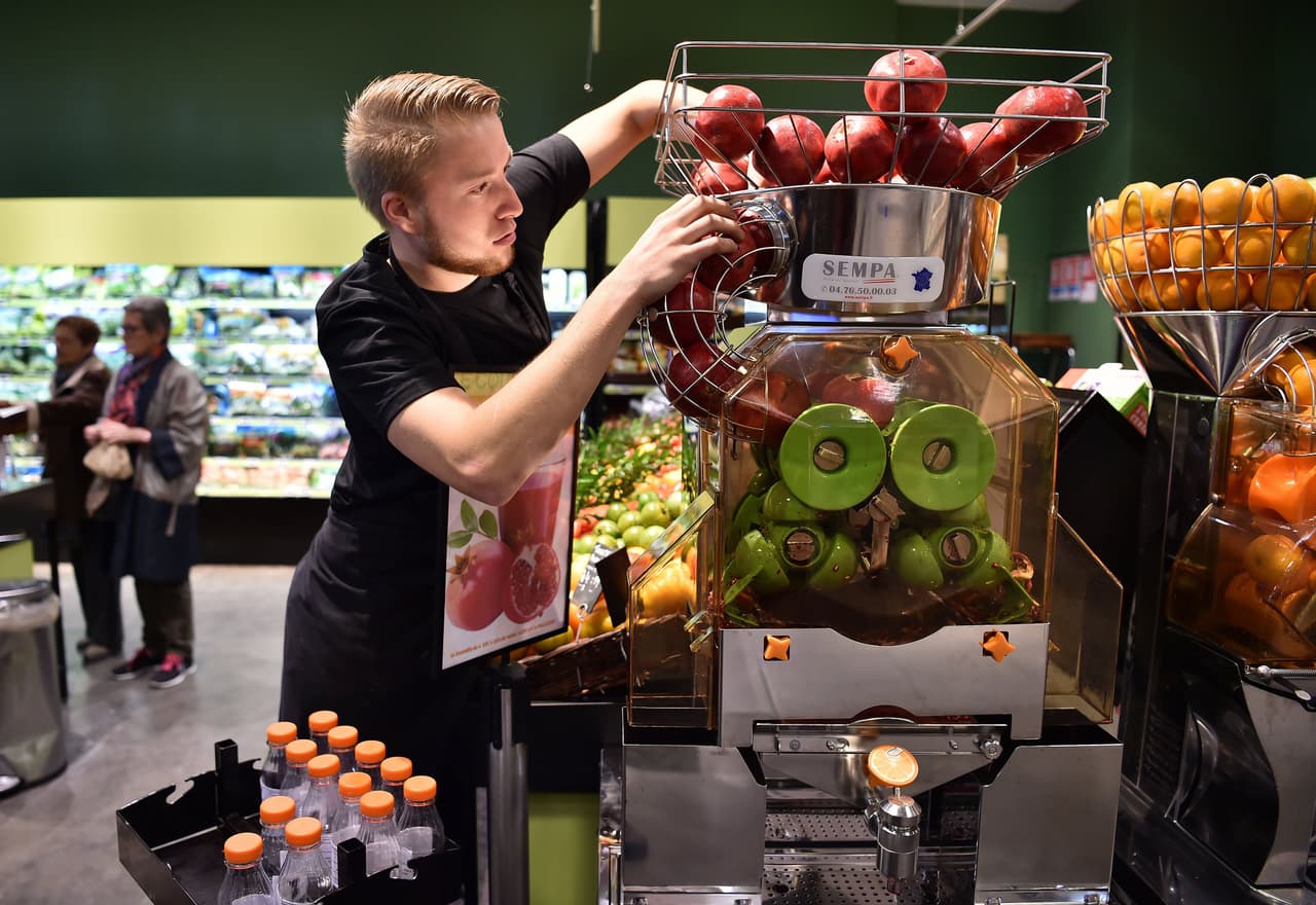 No descuides la dieta. Tendemos a consumir más calorías, carbohidratos y grasa en los meses fríos, pero eso es muy peligroso. Planifica con tiempo y lleva un control de lo que ingieres. Ten a mano sustitutos como gelatinas sin azúcar. Hasta los pequeños aumentos de peso hacen más difícil controlar la diabetes.