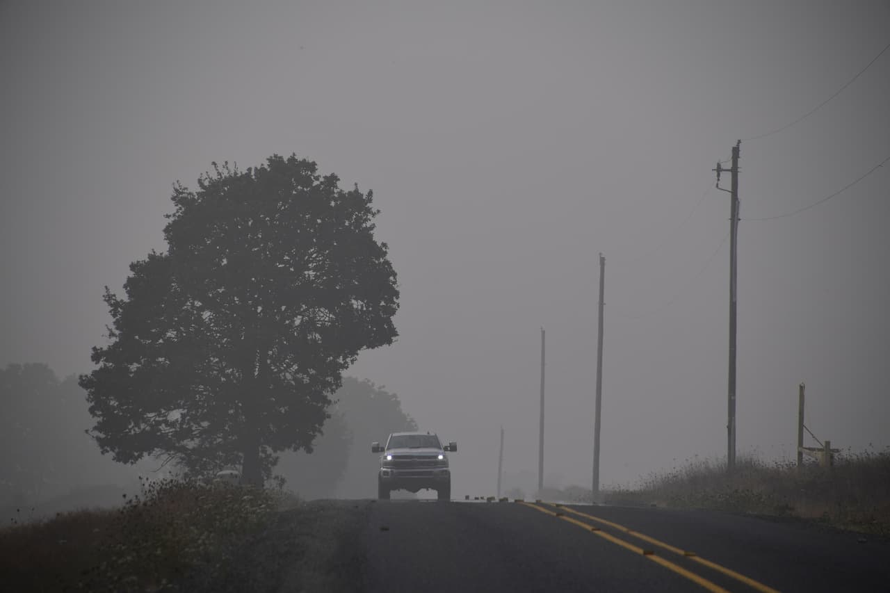 Si hay neblina densa, usa el borde derecho de la carretera o los reflectores al borde de la carretera como guía. Si no puedes ver, sal de la carretera completamente, preferiblemente en un área de descanso o parada de camiones, y encienda las luces intermitentes de emergencia de inmediato.