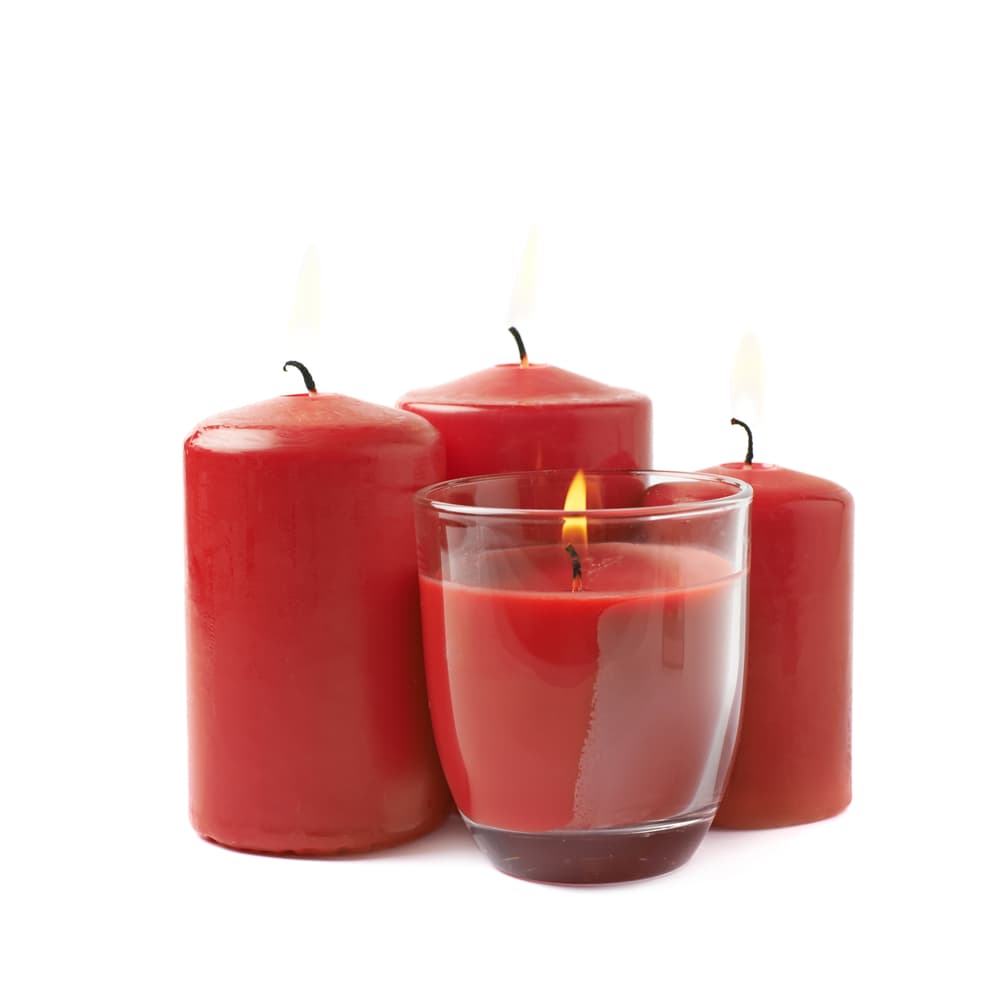 El principal componente de este ritual de amor será una vela roja que, como sabrás, son las ideales para cualquier rito romántico. Elige una lo suficientemente grande para rayarle un par de nombres en su costados.