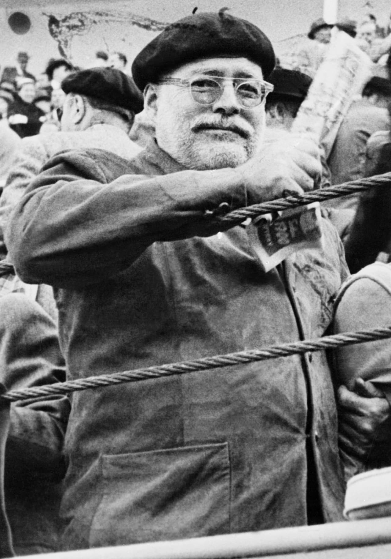 El 2 de julio de 1962 el escritor estadounidense Ernest Hemingway se pegó un tiro con una escopeta. Aunque el mundo tardó en enterarse de que el escritor se había suicidado, luego fueron evidentes los reportes de sus anteriores intentos de matarse, así como de la fuerte depresión que padecía.