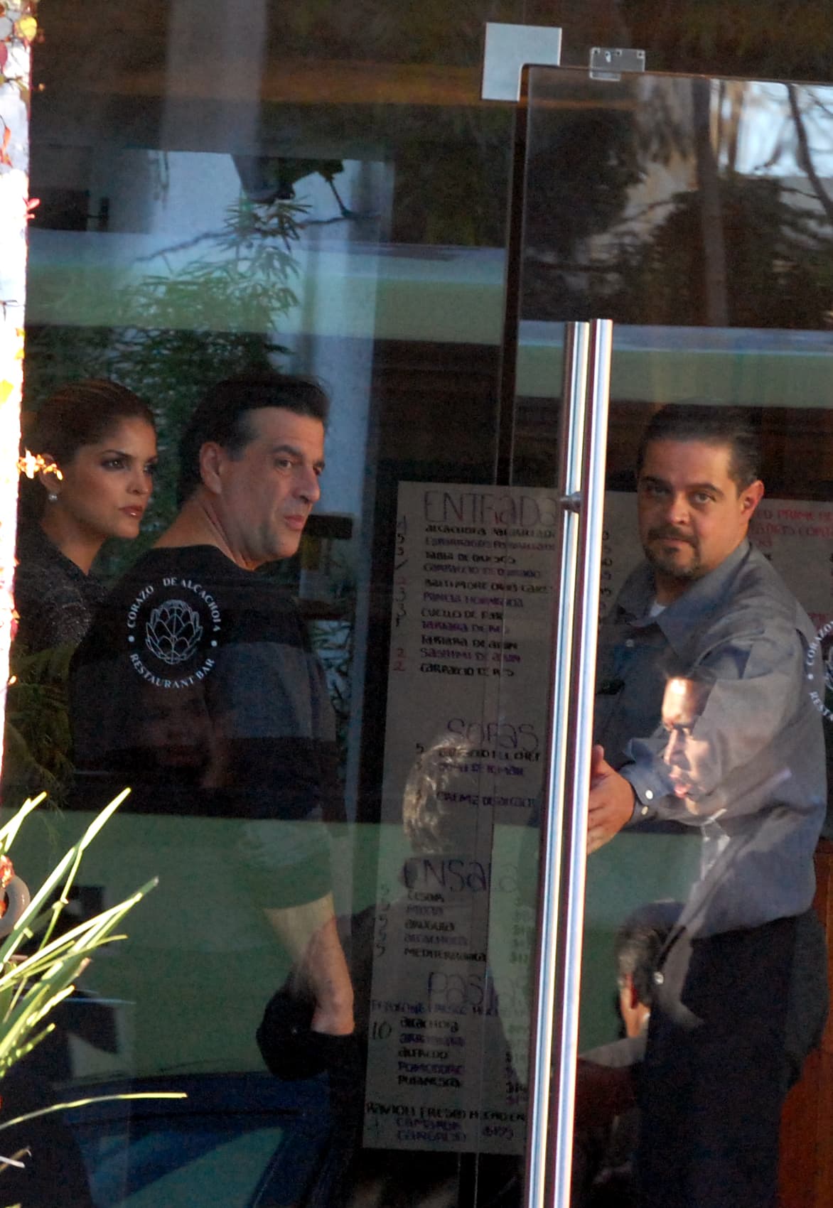 Ambos fueron duramente criticados. Se les cuestionó que no respetaran el luto hacia la fallecida actriz. 
<br>