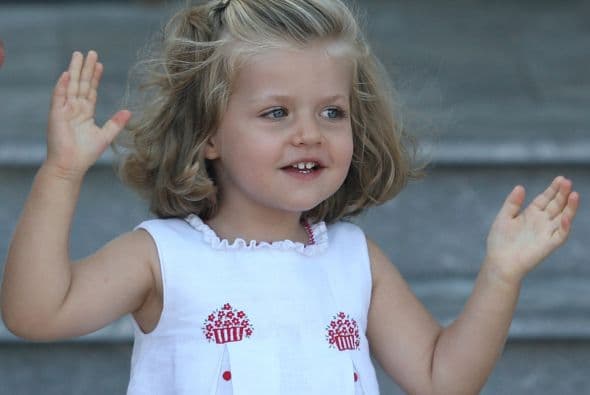 La princesa de Leonor acaba de ser nombrada princesa de Asturias y es la segunda en la línea de sucesión a la corona española.Actualmente estudia en un colegio muy cerca de sus padres, pero al igual que su padre el rey Felipe VI recibirá amplia formación militar y profesional.Sólo tiene ocho años, pero ella sabe su papel y demuestra su formación real en cada evento al que asiste. Toma clases de mandarín, ballet y practicar deporte.