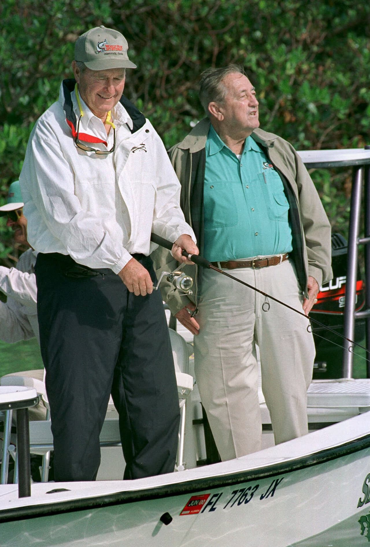 El expresidente George H.W. Bush con George Hommell, su amigo de Islamorada. En este torneo de 1999 Bush capturó un pez hueso de 13 libras, el más grande desde que comenzó a pescar en los Cayos.