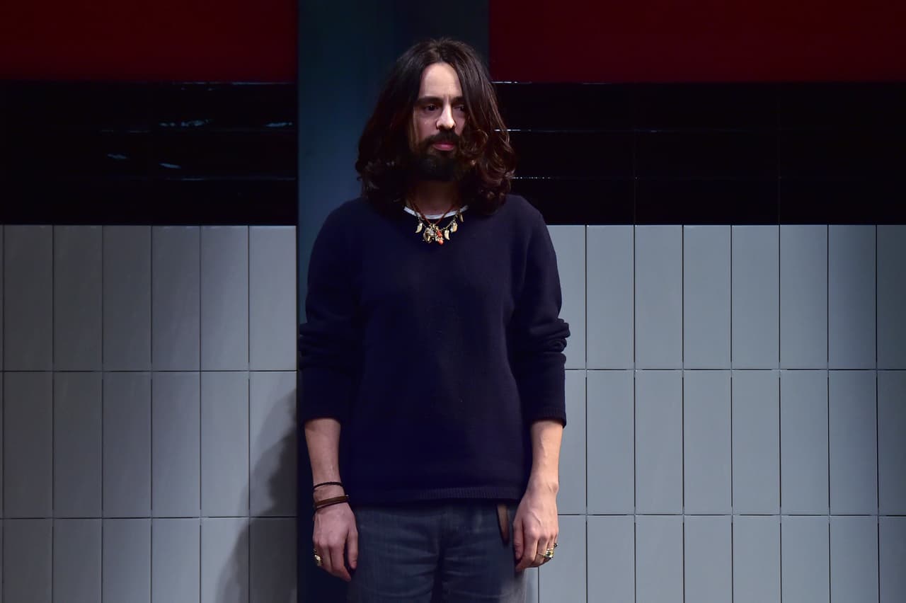 Alessandro Michele toma las riendas de Gucci: El sucesor de Frida Giannini llevaba trabajando en la casa italiana 12 años en diferentes departamentos, y sorprendió con una colección más romántica y extravagante de lo que estábamos acostumbrados a ver con Frida, dándole una nueva identidad a la mujer Gucci.