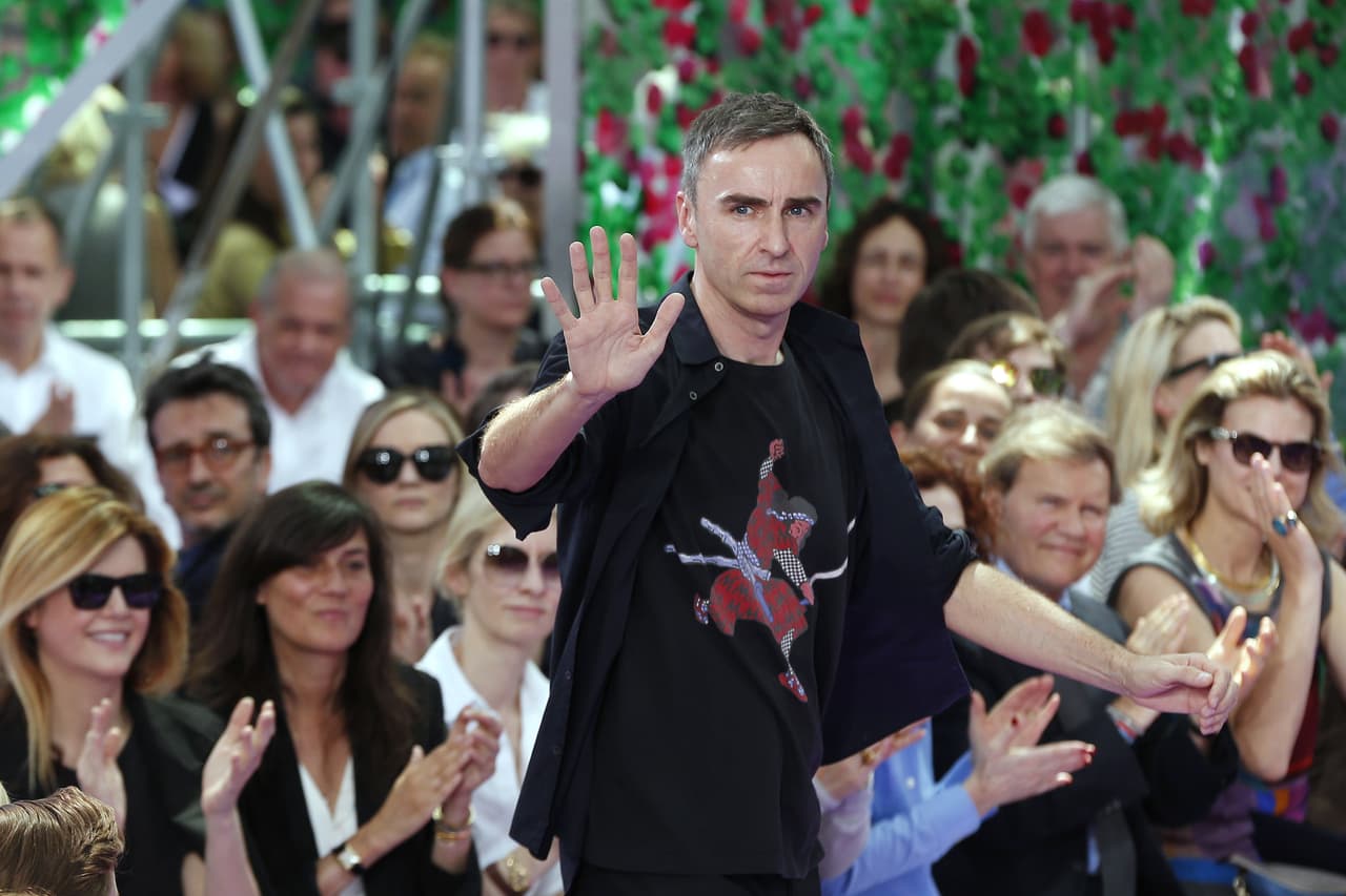 Raf Simons deja Dior: En octubre se anunció que Raf dejaría Dior debido a su deseo de enfocarse en otros aspectos de su vida personal, incluyendo su marca propia. Su época en Dior fue marcada por siluetas modernas y colores diferentes a los que estábamos acostumbrados a ver en la maisón. Aún no se ha anunciado quién será el sucesor.