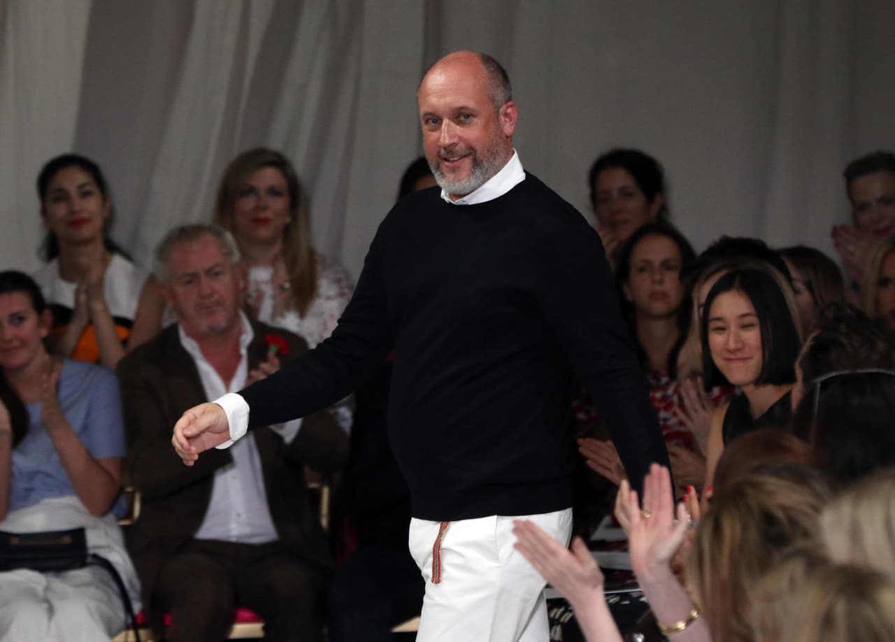 Peter Copping se estrena como director creativo de Oscar de la Renta: Poco antes de que Oscar de la Renta falleciera, nombró director creativo de su legado a Copping. Con vestidos de seda, abrigos de mink y conjuntos de tweed, el diseñador presentó su primer colección de otoño-invierno 2015. Aunque siguió la línea de la casa, también puso su aportación al introducir faldas más cortas, nuevos cuellos y colores nunca antes usados por la marca.