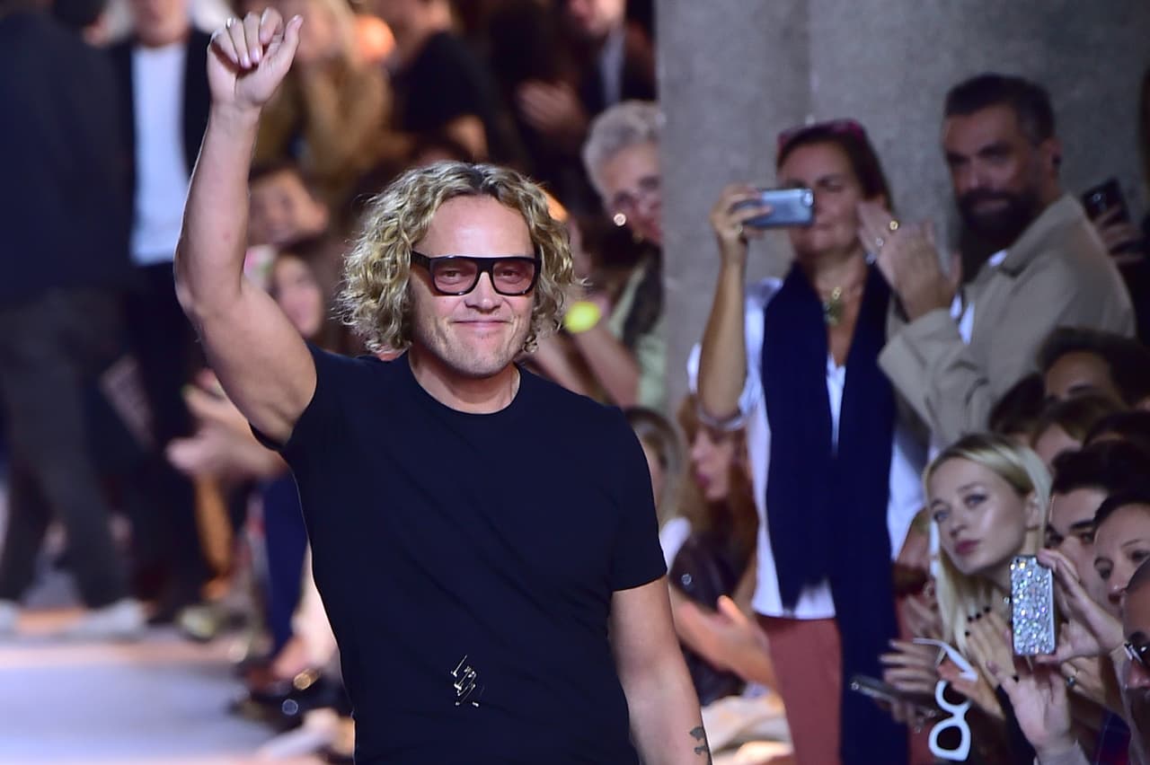 Peter Dundas vuelve a Roberto Cavalli: Aunque Dundas ya había trabajado en el área de diseño para Cavalli del 2002 al 2005, ahora regresó como director creativo después de su rotundo éxito como cabeza de Emilio Pucci. El diseñador entró para enfocarse en los distintivos de la marca: el animal print, las blusas con toque bohemio y los sensuales vestidos de noche.
