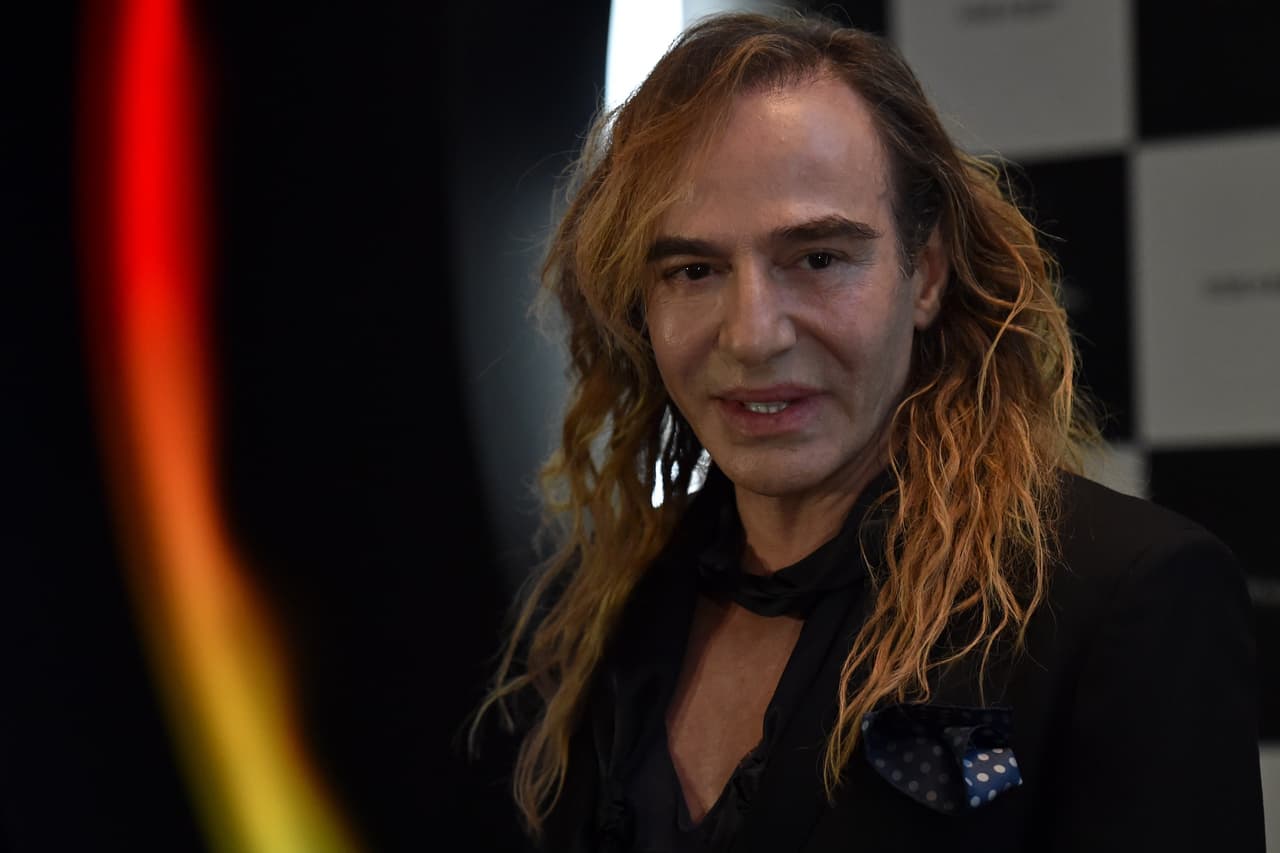 John Galliano al frente de Margiela: Galliano debutó para Maison Margiela con la colección de Alta Costura Primavera 2015. Aunque el diseñador respetó el minimalismo que caracteriza a la marca, le puso su propio sello creando una colección moderna, ingeniosa y original.