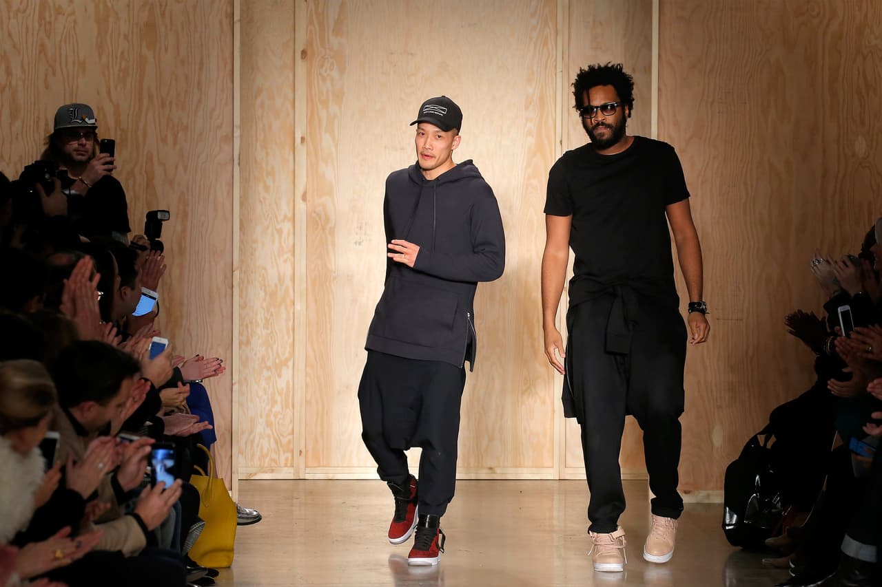 Donna Karan dice adiós: En el verano, Donna decidió retirarse como cabeza de su marca homónima. Los directores creativos de Public School -Doa-Yi Chow y Maxwell Osborno- tomaron el lugar de la diseñadora e hicieron su debut durante el pasado septiembre en el Fashion Week de Nueva York en donde presentaron una colección tributo llena de blazers, vestidos minimalistas y ropa para trabajar.