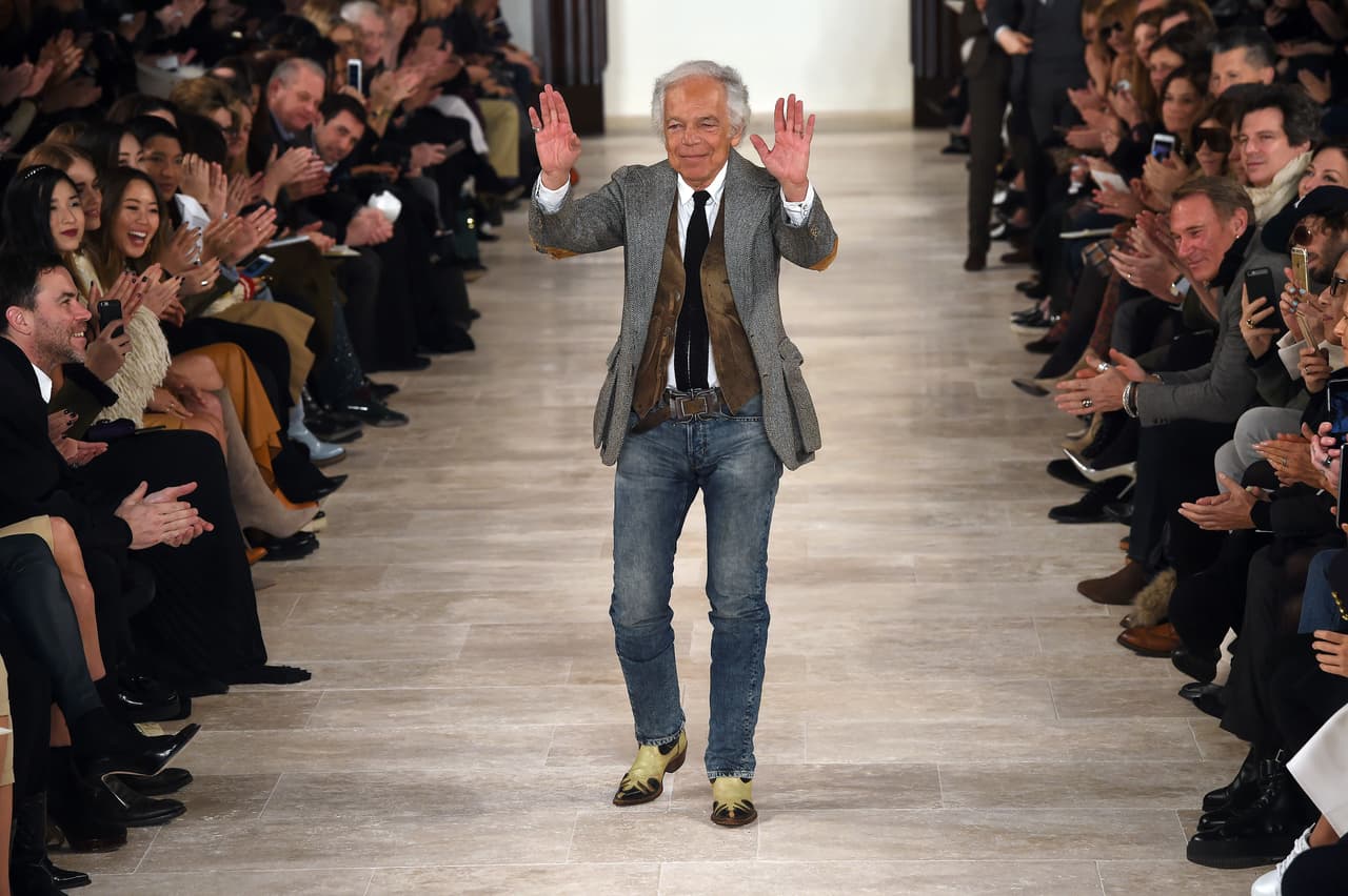 Ralph Lauren se retira: Después de casi cinco décadas, Lauren dejó el puesto como CEO de su emporio. El sucesor: Stefan Larsson, quien anteriormente trabajaba en H&M y Old Navy. Larsson le reportará a Ralph, así que trabajarán como socios. Durante esta semana de la moda vimos la primera colección del diseñador.