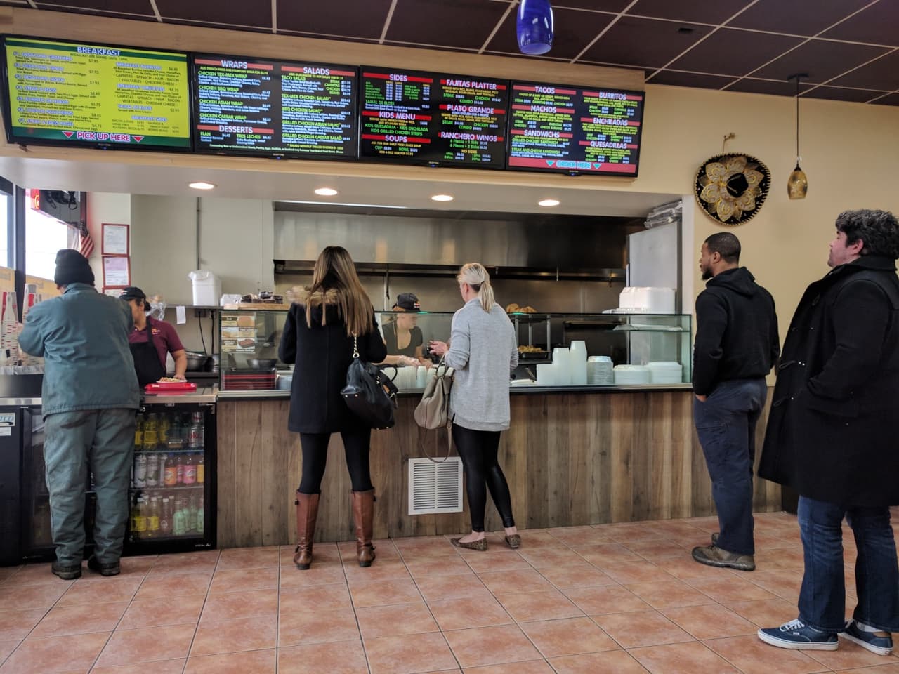 El mostrador de Jazmín, Gaithersburg, Maryland. Su dueño es un salvadoreño que vive desde hace más de dos décadas en EEUU y que con la cancelación de TPS enfrenta un futuro inmigratorio incierto.