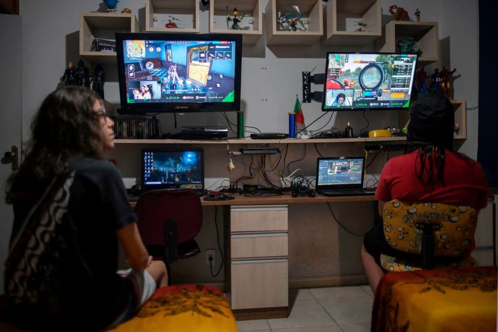 Dos menores juegan el juego móvil Free Fire en su casa en Río de Janeiro, Brasil, el 3 de enero de 2019.
