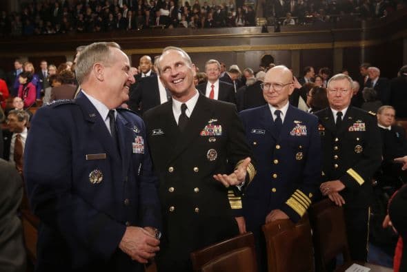 Los principales jefes del Estado Mayor, Fuerza Aérea, Operaciones Navales y la Guardia costera, lucen sonrientes en el discurso del Estado de Obama.