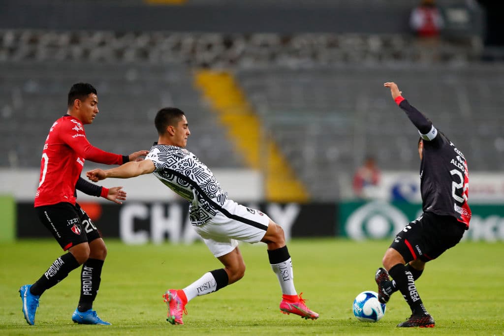 Tras la expulsión de Angulo (26’), los rojinegros jugaron con 10 hombres gran parte del cotejo. Henry Martin (39’) abrió el marcador desde el manchón penal. Hacia el final del juego, apareció Richard Sánchez (90+4’) para sellar el resultado. En la J8, América recibirá al Pachuca, mientras que Atlas visitará Toluca.
