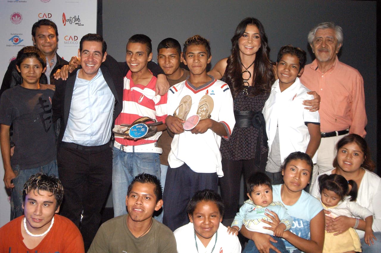 También tiene un lado altruista, diseñó zapatos con la 'Fundación Baja una estrella' y las ventas fueron destinadas a los niños de la calle.