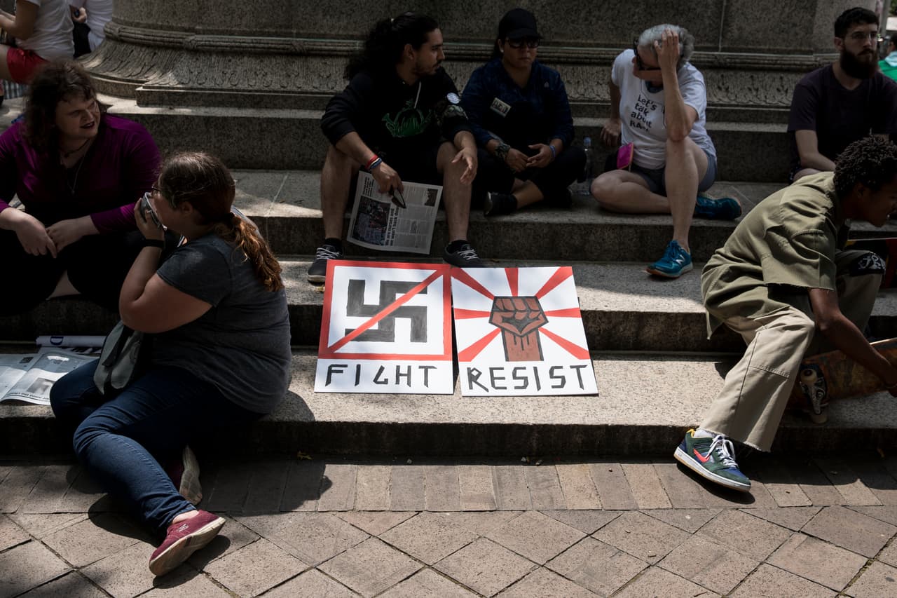 La contra-protesta planeó distintos eventos para el día, incluso alrededor de las plazas Farragut y McPherson. Las imágenes mostraron calles abarrotadas de manifestantes opositores al supremacismo, que superaron en número a los nacionalistas.