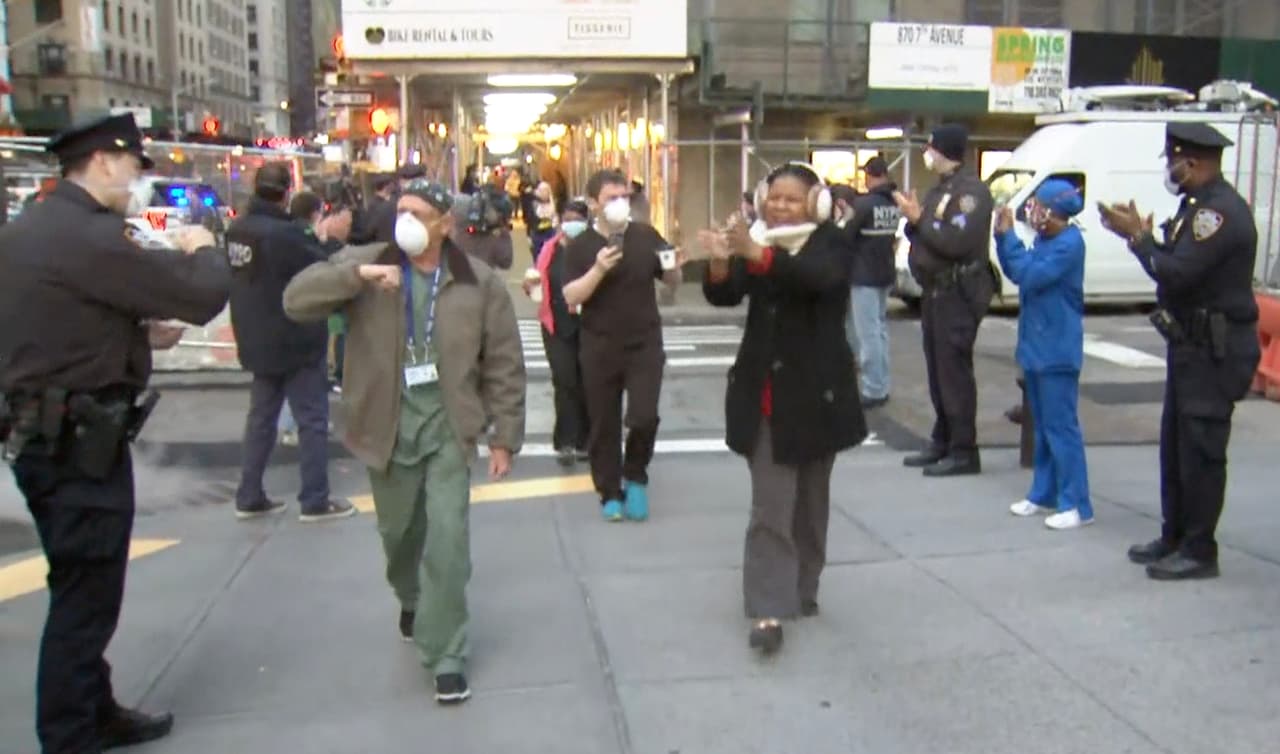Con aplausos, policías despiden a personal médico que ayudó en lucha contra coronavirus en NYC