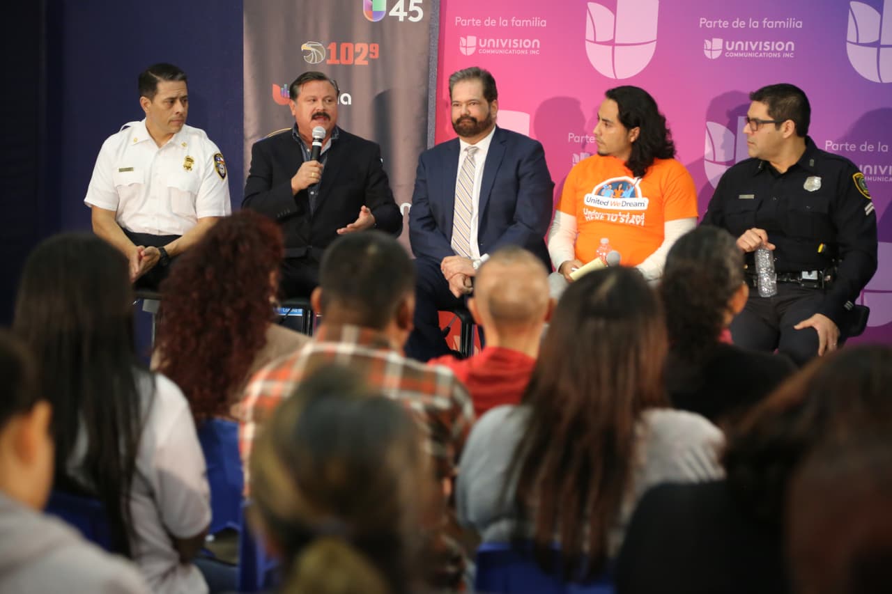 Raed González y Domingo García, abogados de inmigración, respondieron en detalle a las inquietudes de los asistentes al foro.