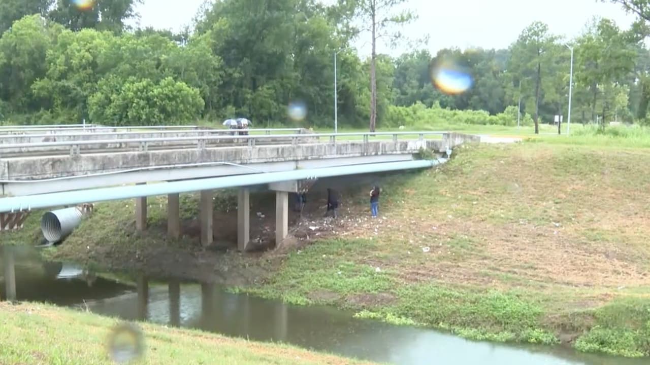 Unas horas después,
<b> la menor fue hallada sin vida en este arroyo en el norte de Houston</b>. La Policía de Houston llegó al arroyo tras el reporte de una persona sin signos vitales. Según documentos de corte, 
<b>los sospechosos engañaron a la adolescente y estuvieron con ella en el arroyo por unas dos horas. </b>