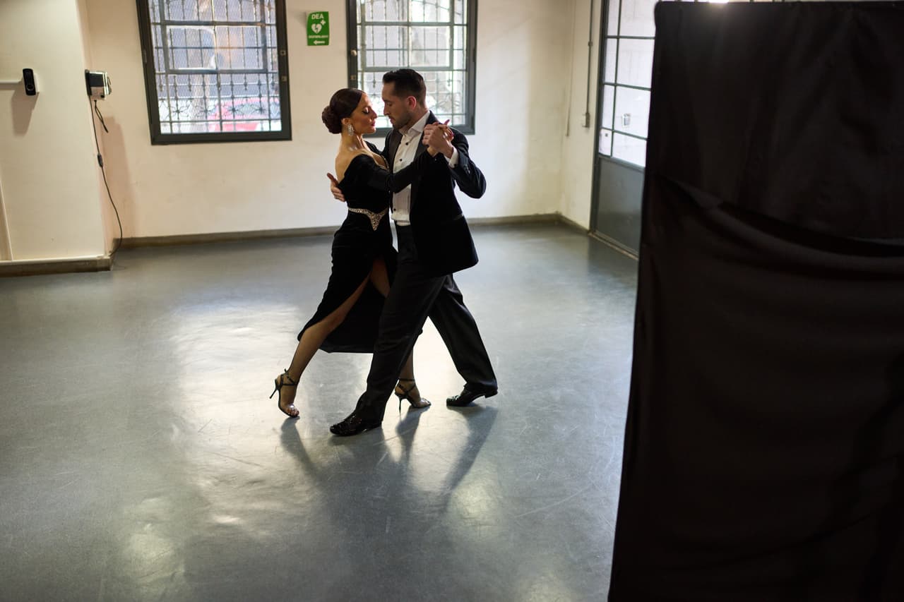 Los bailarines Nair Schinca (izquierda) y Nicolas Shell ensayan antes de su actuación en el Campeonato Mundial de Tango en Buenos Aires, Argentina, el viernes 28 de agosto de 2026.