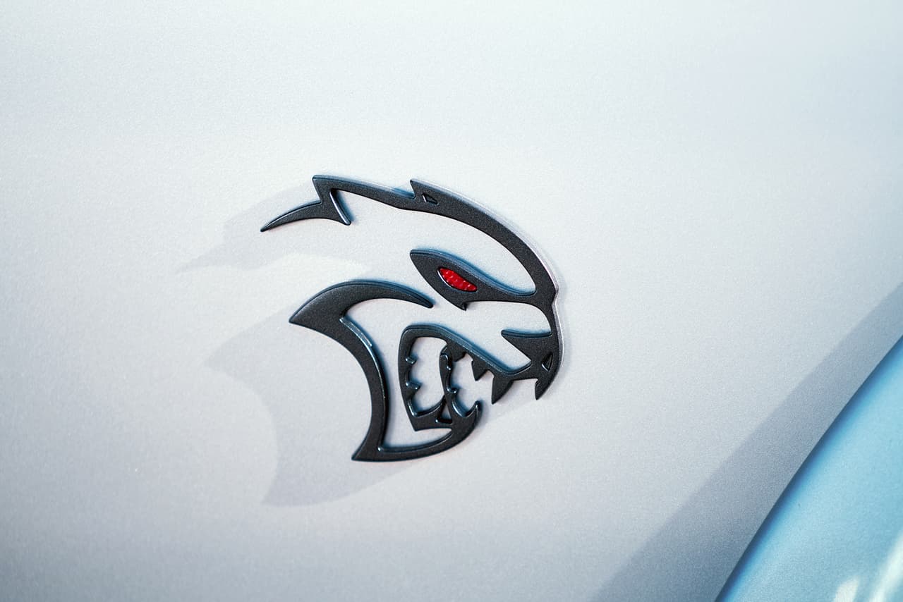 Toma
<b> el logo del Hellcat </b>y agrega el detalle del ojo rojo.