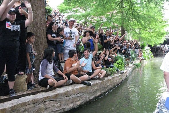 Photos: Spurs Championship Parade 2014 Barges