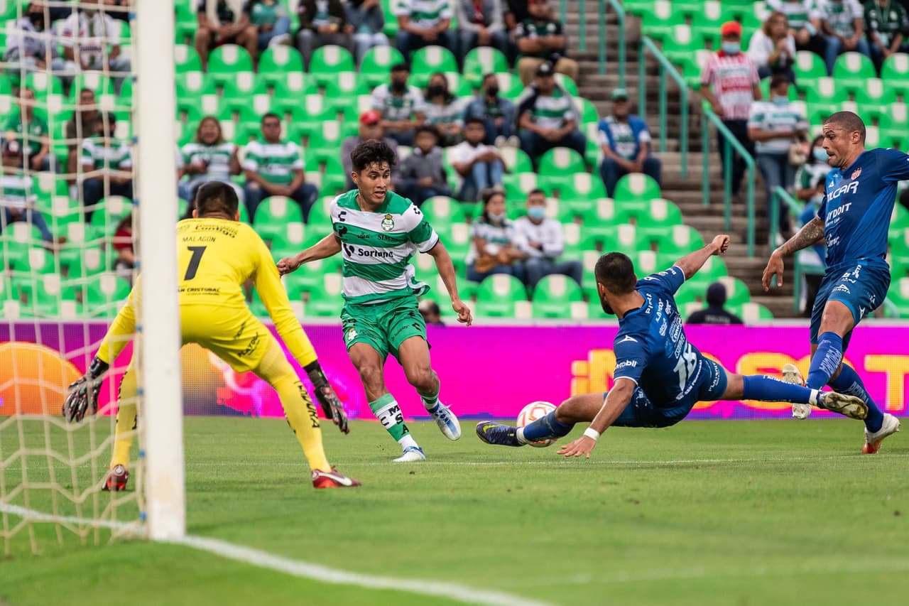 Santos Laguna aseguró una victoria ante Necaxa en el inicio de la Jornada 13 del Apertura 2022 de Liga MX para escalar a la tercera posición general.