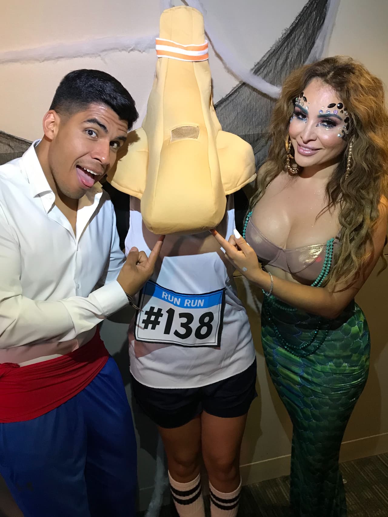 En el concurso de disfraces de Univision Los 脕ngeles hubo de todo y hasta se encontraron una Running Nose.