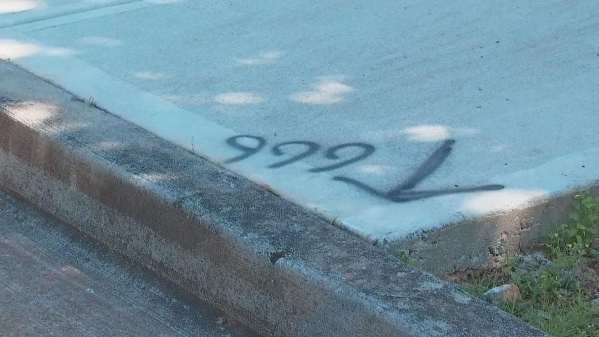 Los números, que hacen referencia a la marca de la Bestia, de acuerdo a la Biblia cristiana, también aparecieron en aceras.