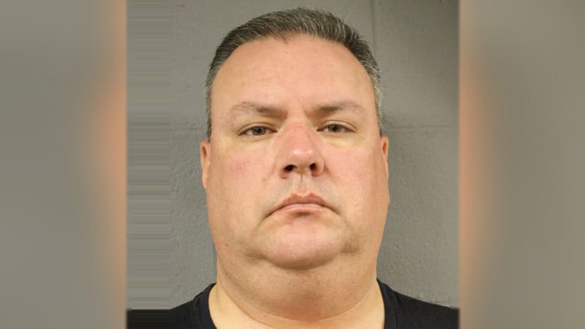 Un oficial del condado Harris, con más de 25 años de servicio, enfrenta cargos por posesión de pornografía infantil 