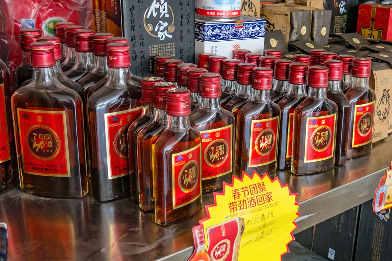 <b>Puesto 5. Moutai</b>
<br>
<br>Aumento del valor de la marca de 2020 a 2021: 103%. 
<br>
<br>Valor de la marca en 2021: 109,333 millones de dólares.
<br>
<br>Valor de la marca en 2020: 53,760 millones de dólares.
<br>
<br>Industria: Bebidas alcohólicas.
<br>
<br>Moutai es una marca de un licor destilado chino, producida por la empresa estatal Kweichow Moutai Company, 
<a href="https://www.univision.com/noticias/dinero/companias-mas-grandes-mundo-2021-fotos"><u>entre las 20 compañías más grandes del mundo en 2020</u></a>.
<br>
<br>“Marcas como Apple y Amazon no solo son las más grandes del mundo en términos de alcance de mercado puro. Ellos también se conectan profundamente con los consumidores”, se lee en el informe Kantar BrandZ Top 100.
<br>