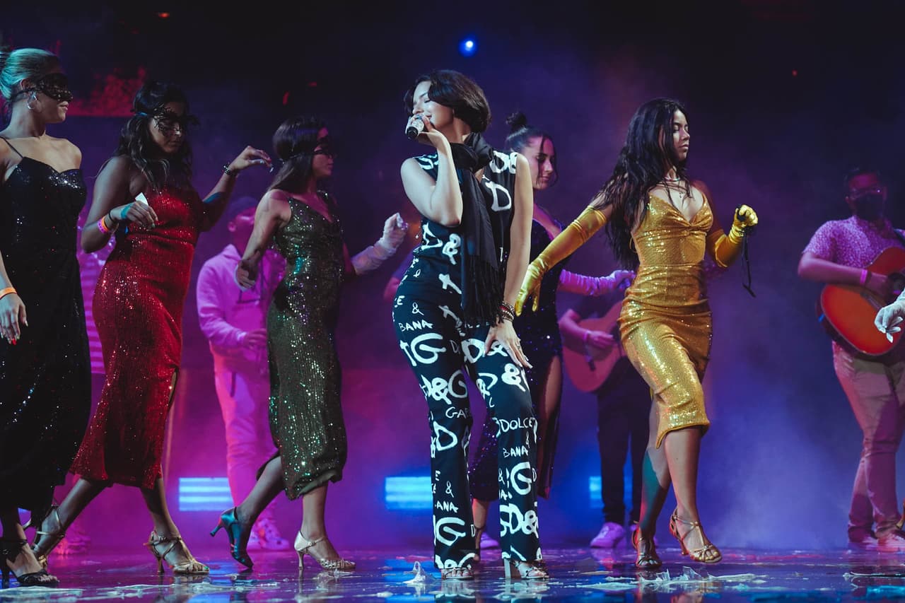 En su número musical, Ángela Aguilar estará acompañada por un grupo bailarinas.