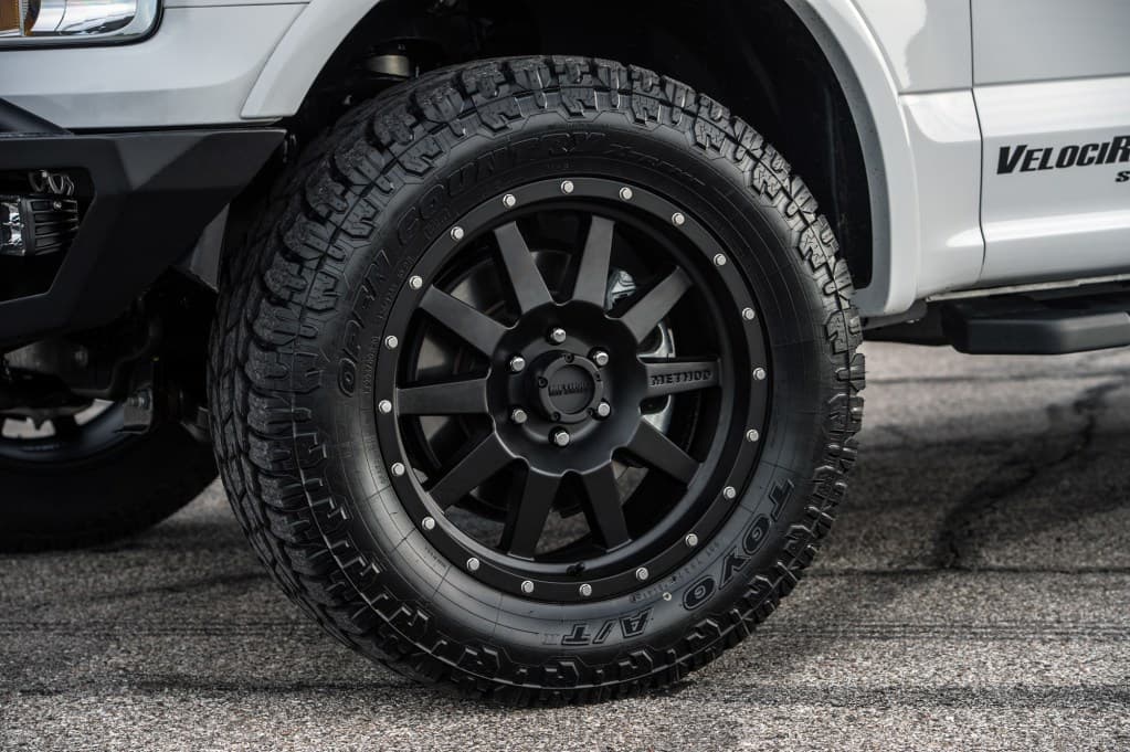 Velociraptor 700 dispone de llantas de 20 pulgadas, con neumáticos especialmente destinados actividad todoterreno.