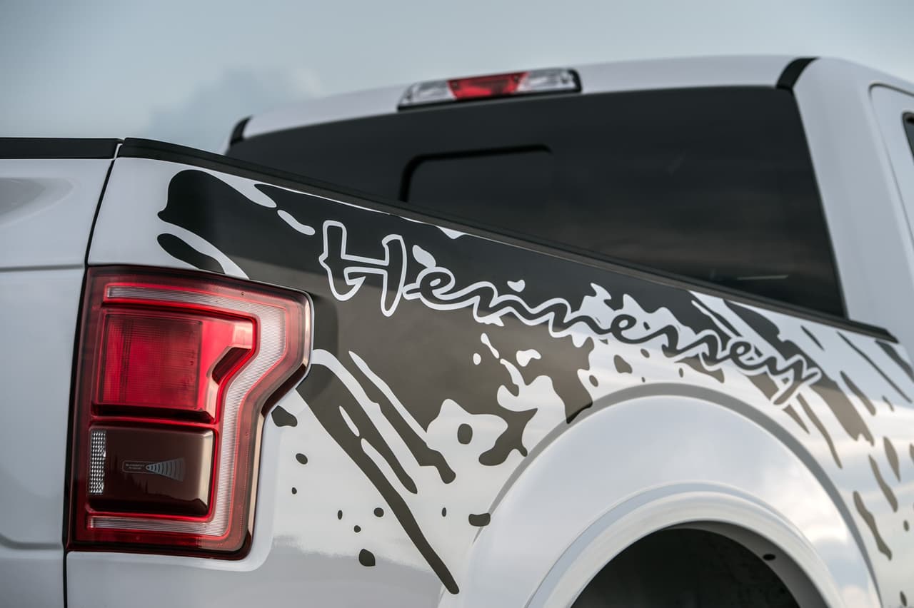 Al exterior también podemos ver inscripciones y gráficos que remiten a las exigencias del off-road. En este caso, hacia el sector lateral trasero se advierte un diseño decorativo que emula una salpicadura de barro.