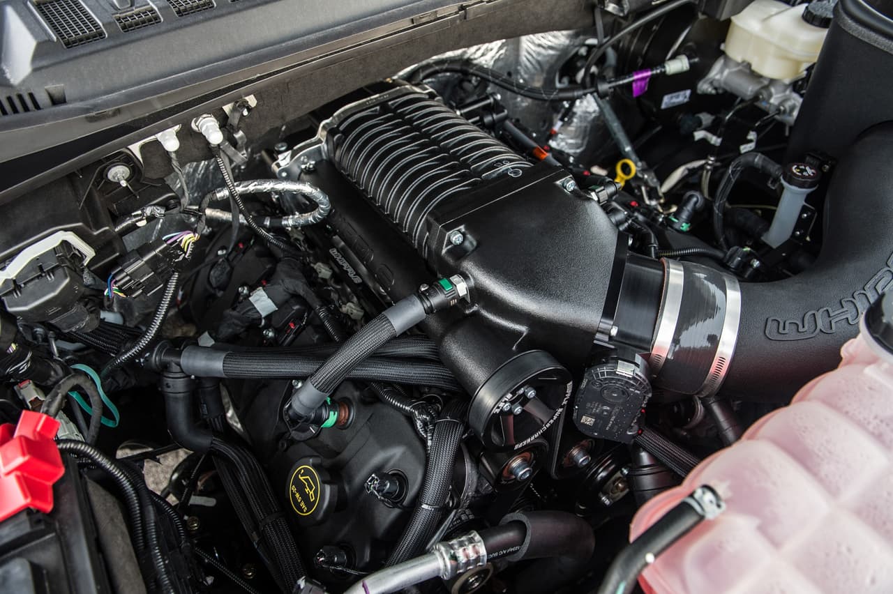 La potencia del Velociraptor 700 llega a 704 caballos de fuerzas, producidos por el V8 Coyote de 5.0 litros de Ford con supercargador y modificado por Hennessey.