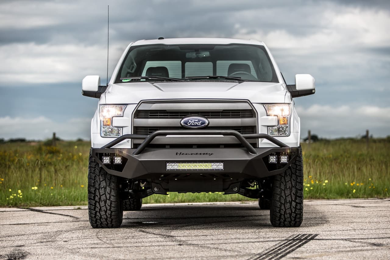 Para los que le gusta comparar números, la F-150 Raptor 2017, la más poderosa de las pickups de fábrica de Ford, entrega una potencia de 450 caballos de fuerza. Esto representa un incremento de los 254 caballos de fuerza.