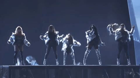 La más notable indirecta se suscitó durante los MTVMAS 2017, cuando las cuatro integrantes de Fifth Harmony le dedicaron una despedida metáforica a Camila lanzando fuera del escenario a una quinta integrante.