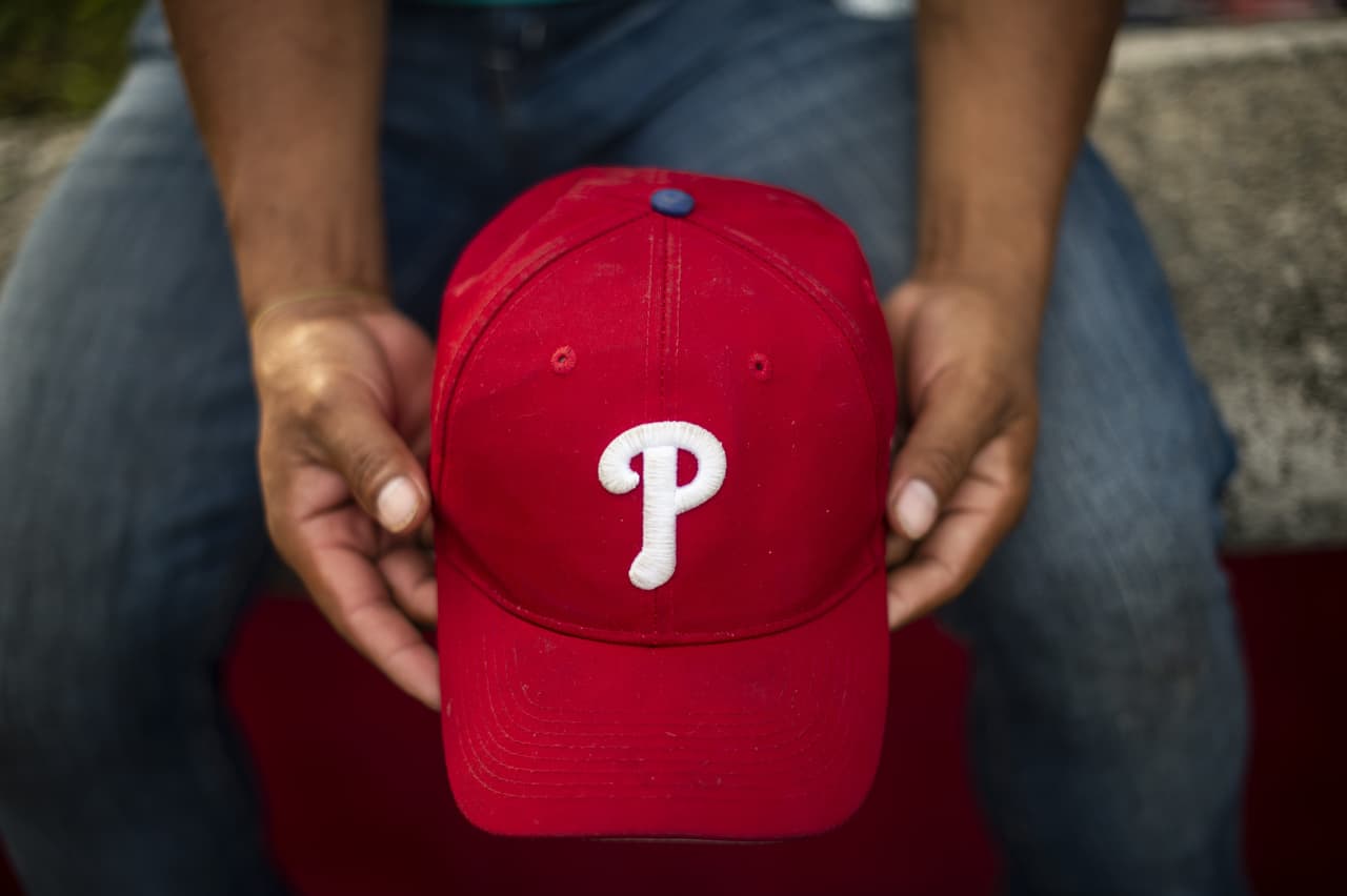 <b>Juan García</b> salió de Honduras y quiere llegar hasta Maryland. Dejó su país tratando de dar a sus dos hijas más oportunidades y la pertenencia más valiosa que lleva consigo es una gorra del equipo de beisbol Phillies de Philadelphia. Mapastepec, estado de Chiapas, México. 29 de octubre de 2018.