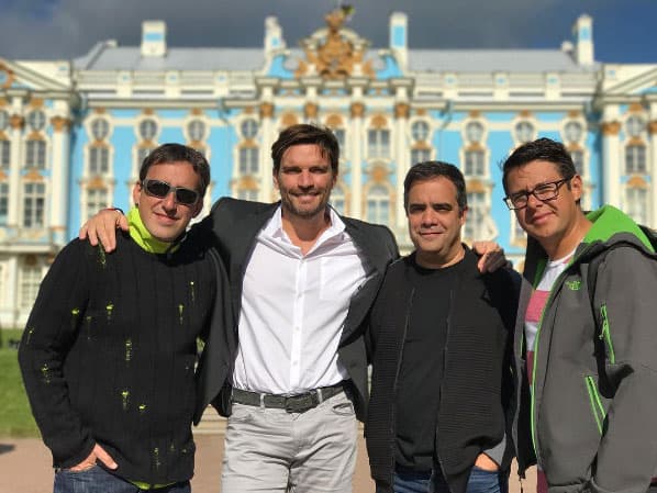 También presentó a parte del equipo de producción: "Con mis productores en el Catherine Palace de Saint Petersburg 🇷🇺 #rusia #saintpetersburg #catherinepalace".