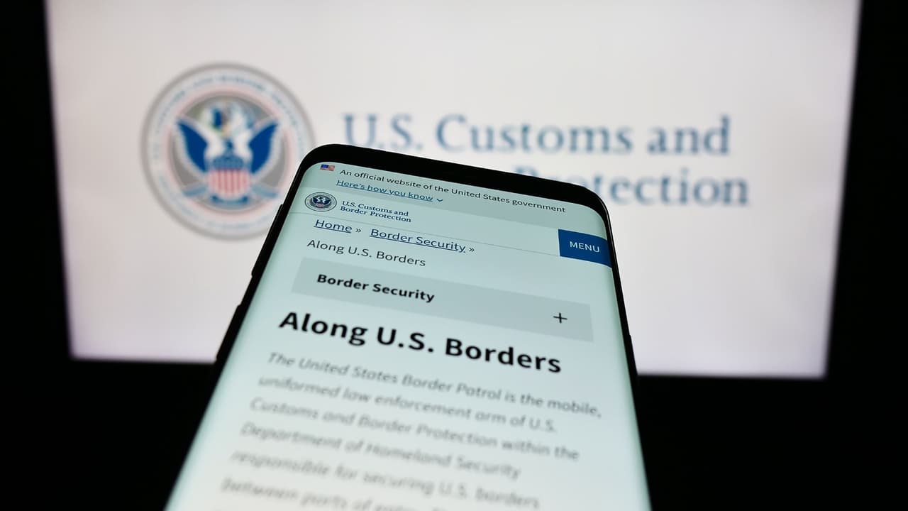 <h3 class="cms-H3-H3">Conclusión </h3>
<br>CBP Home existe y sí paga $1,000 a quienes completan el proceso, pero lo noticioso hoy no es la promesa:
<b> es la falta de cifras oficiales. </b>
<br>Sin datos abiertos,
<b>la evaluación pública del programa queda incompleta</b>.