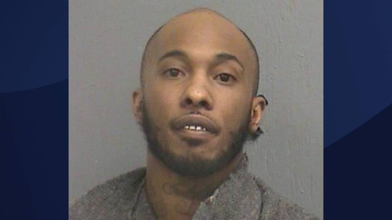 Según AZDPS,
<b>Antonio A. Watson era un pasajero en el automóvil</b> involucrado en la persecución a alta velocidad. Cuando el vehículo fue detenido, el hombre de 32 años
<b>proporcionó inicialmente una identificación falsa</b>. Sin embargo, las autoridades no tardaron mucho en descubrir quién era en realidad.